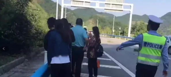 把自己贡献给流浪汉车库的人：无私奉献，温暖他人心灵的善举值得尊敬