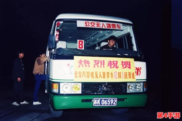 在公交车上弄到高c了公交车最后一排，意外邂逅的浪漫瞬间引发热议！