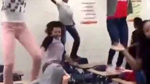 在教室里把跳d开到最大震动！学生们疯狂的表演惊呆了全校
