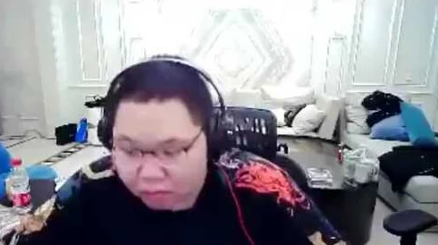 “pdd碰到暴躁妹子csgo：她的强势风格让比赛瞬间变得火花四溅，引发激烈对话！”