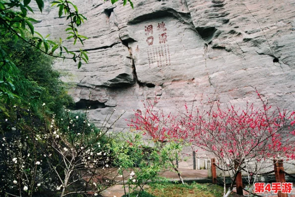 桃源洞口已是溪水百丽宫，游客纷纷赞叹其美景如画，流连忘返，令人流连忘返
