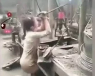 一男孩喂女孩吃钢筋,竟引发网友热议,背后隐藏的真相让人震惊! 一男孩喂女孩吃钢筋,竟引发网友热议,背后隐藏的真相让人震惊!