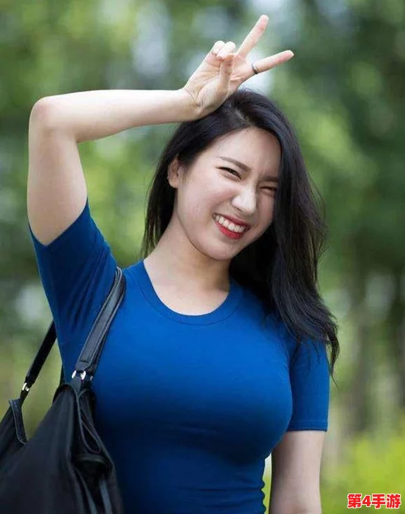 美女露出 让男生玩，网友热议：这样的画面真是太吸引眼球了，不知道她们的心态是什么呢？