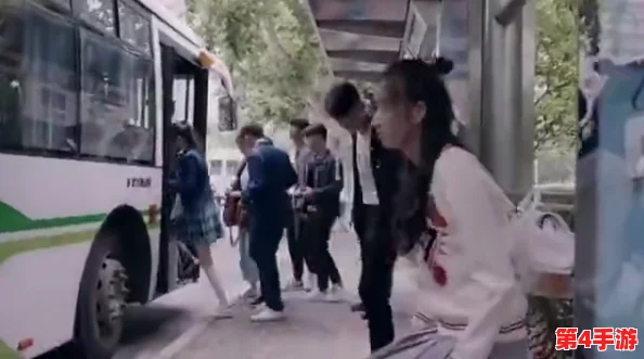 校花公交车被多人伦，揭示了社会对女性的物化与侵犯，引发人们对公共安全和道德底线的深思