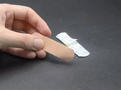 三个创可贴遮住重要部位,如何在社交媒体上引发热议与关注? 三个创可贴遮住重要部位,如何在社交媒体上引发热议与关注?