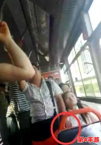 女子公交遇到咸猪手却很配合,网友:果然是大气的小姐姐,令人佩服! 女子公交遇到咸猪手却很配合,网友:果然是大气的小姐姐,令人佩服!