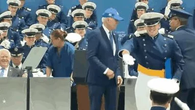 久久久国产精华液2024特点：用户评价称其吸收快、效果显著，成为护肤新宠！