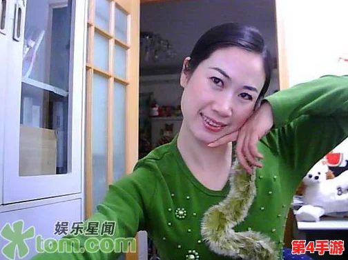 寂寞人妻友田真希被中出，展现了她在婚姻生活中的孤独与渴望，以及对情感的追求和冲动