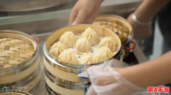 welcome仙踪林limited包子铺＂推出全新菜单，吸引食客纷纷前来品尝独特风味的美味包子