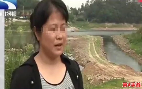 岳丰满大屁股胡秀英在厨房里被紧紧拥抱