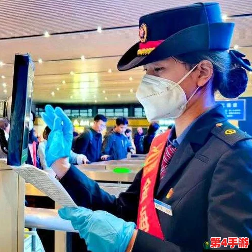 检票员用b检票按尺寸上车,乘客需注意行李大小以免影响顺利通行 检票员用b检票按尺寸上车,乘客需注意行李大小以免影响顺利通行