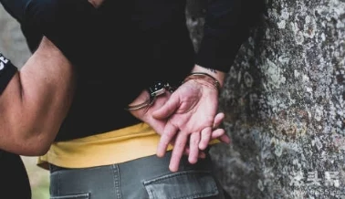帅哥绑架用黑色胶带封口眼睛,2024年AI技术助力犯罪侦查新突破引发热议 帅哥绑架用黑色胶带封口眼睛,2024年AI技术助力犯罪侦查新突破引发热议