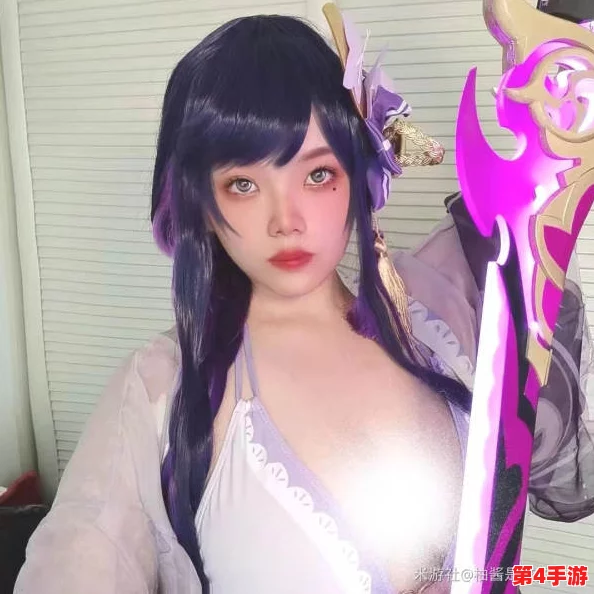 雷电将军女被黄漫扒衣服，展现了二次元文化中的角色扮演与幻想元素，引发了粉丝们的热烈讨论和关注