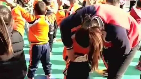 老师解开扣子让我吃她奶,展现了教育者的宽容与关怀精神 老师解开扣子让我吃她奶,展现了教育者的宽容与关怀精神