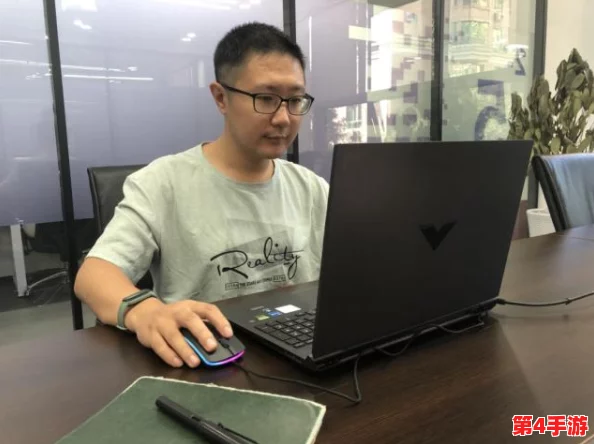 藤惠普瞒着老公加班的妻子,背后隐藏着怎样不为人知的职场压力与家庭矛盾? 藤惠普瞒着老公加班的妻子,背后隐藏着怎样不为人知的职场压力与家庭矛盾?