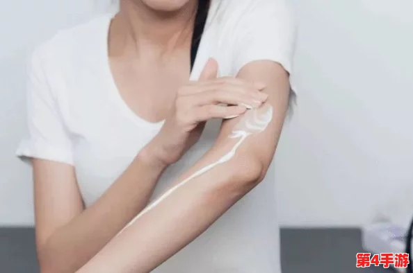 校花被 出乳白色液体软件，她坚强的面对困难，展现出了无比的勇气和坚韧