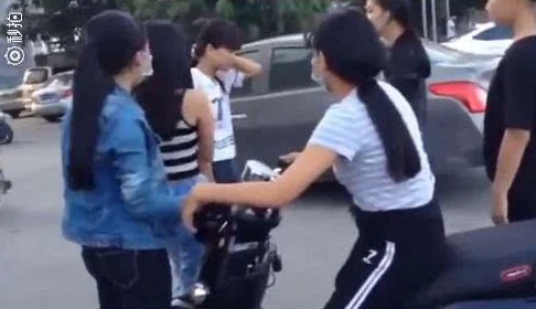 女班长被 c 扒衣服作文，风波不断，令人唏嘘不已的青春故事