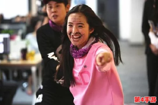 黑色臭袜子堵塞嘴巴封上胶带，这种极端行为反映了人们在压力下的无奈与绝望，值得我们深思