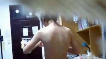 二月最新流出女厕偷拍：惊现引人注目的隐秘瞬间，令人震惊的偷拍事件曝光！