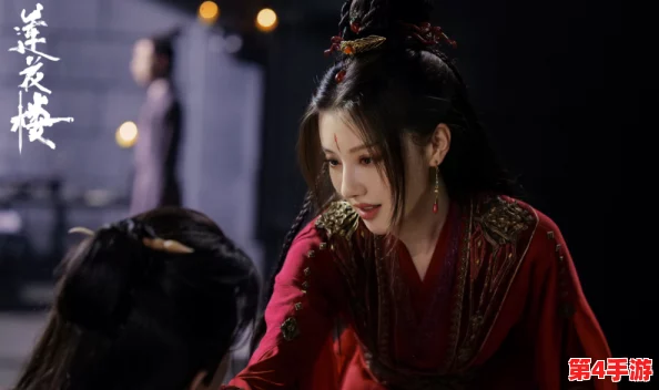 花楼女子檀木板下翘红痕，揭示了古代风俗与女性命运交织的悲剧故事，引发社会对传统文化的深思与反思