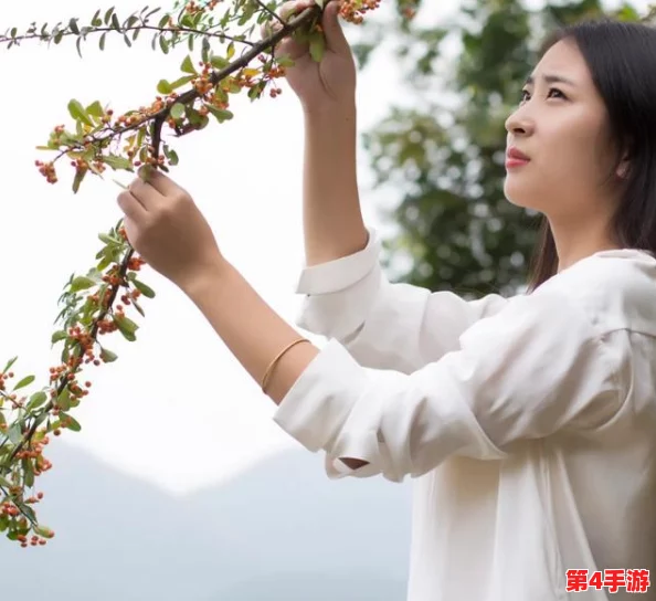 坤坤寒进桃子里拔萝卜，展现独特的农田趣味与创意，吸引众多网友热议与关注