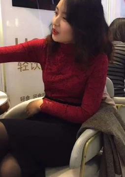 少妇BBBBB：她的生活故事引发了无数人的关注与讨论，背后隐藏着怎样的人生经历和情感纠葛？