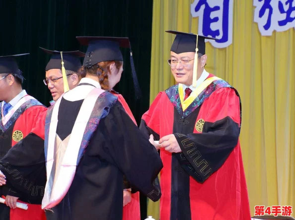 儿子毕业礼,爱弓凉,网友感慨:这份亲情真让人动容,祝福未来更加辉煌! 儿子毕业礼,爱弓凉,网友感慨:这份亲情真让人动容,祝福未来更加辉煌!