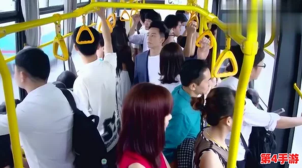 颠簸的公交车内曝八卦:司机与乘客关系暧昧,引发车厢尴尬气氛 颠簸的公交车内曝八卦:司机与乘客关系暧昧,引发车厢尴尬气氛