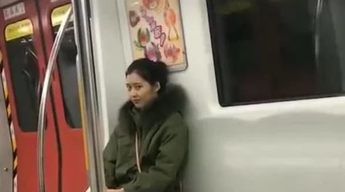 赵丽雅正搭公交车准备回家，路人偶遇她与神秘男子亲密交谈，引发恋情猜测！