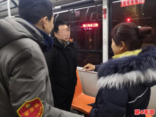 坐公交车上被的最深的一幕：目击者称女子与陌生男子激烈争吵，竟引发全车乘客围观！
