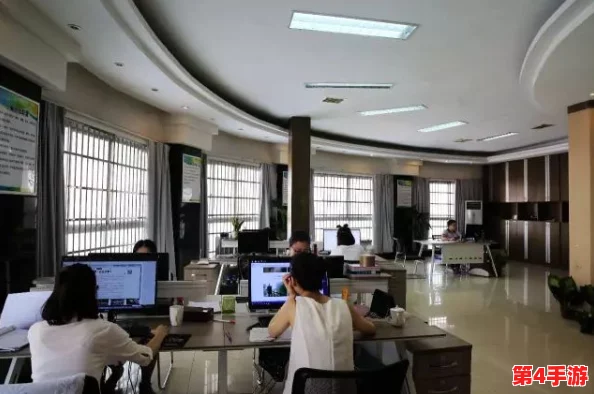 办公室可不可干湿你?传闻某位同事在会议室偷偷喝酒,竟然引发了全公司热议! 办公室可不可干湿你?传闻某位同事在会议室偷偷喝酒,竟然引发了全公司热议!