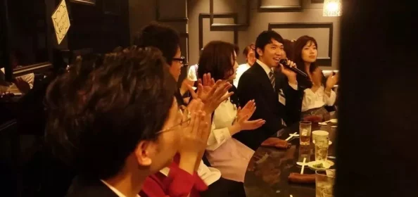 日本社长来家里喝酒，竟然透露与明星的秘密恋情，引发网友热议和猜测！