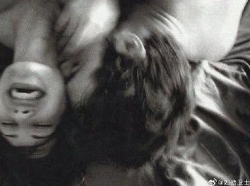 百合嗯啊+摸+湿+内裤视频:探讨当代网络文化中性别表现与情感表达的交织影响 百合嗯啊+摸+湿+内裤视频:探讨当代网络文化中性别表现与情感表达的交织影响
