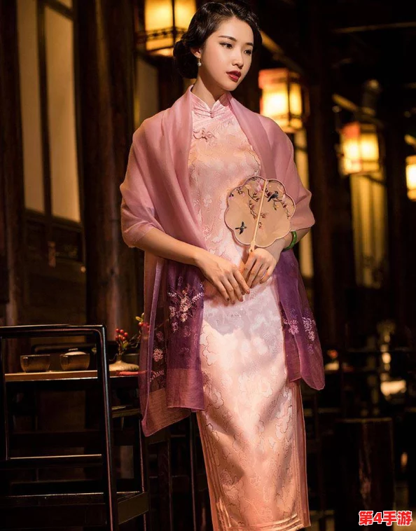 萌白酱金色的旗袍：传统与现代的完美结合，展现女性优雅与时尚的独特魅力与文化意涵