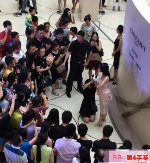 女仆扒开跪着让客人玩蘑菇,这是一种特殊的角色扮演活动,展现了独特的服务文化和互动体验 女仆扒开跪着让客人玩蘑菇,这是一种特殊的角色扮演活动,展现了独特的服务文化和互动体验