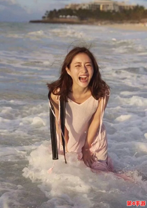 美女脱衣露出奶头和尿口，现场观众反应热烈，引发社交媒体广泛讨论与关注