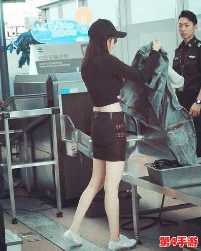 美女脱衣露出奶头和尿口，现场观众反应热烈，引发社交媒体广泛讨论与关注