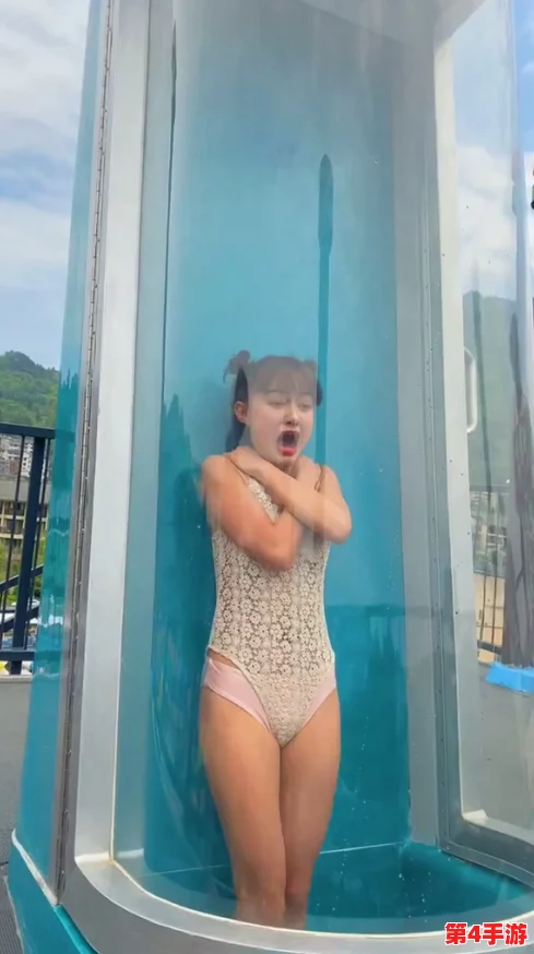 美女脱衣露出奶头和尿口，现场观众反应热烈，引发社交媒体广泛讨论与关注