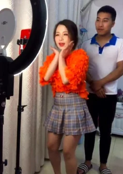 抖音反差婊黑料吃瓜：揭示网络红人背后的真实生活与公众形象的巨大反差与社会影响