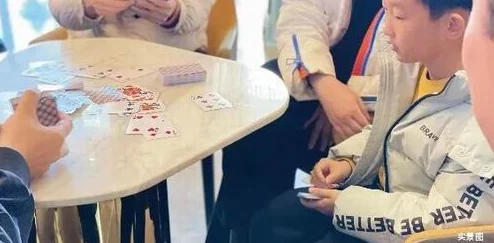 男女打扑克摇床，展现了在轻松娱乐中交织的竞争与合作，体现了人际关系中的趣味和互动