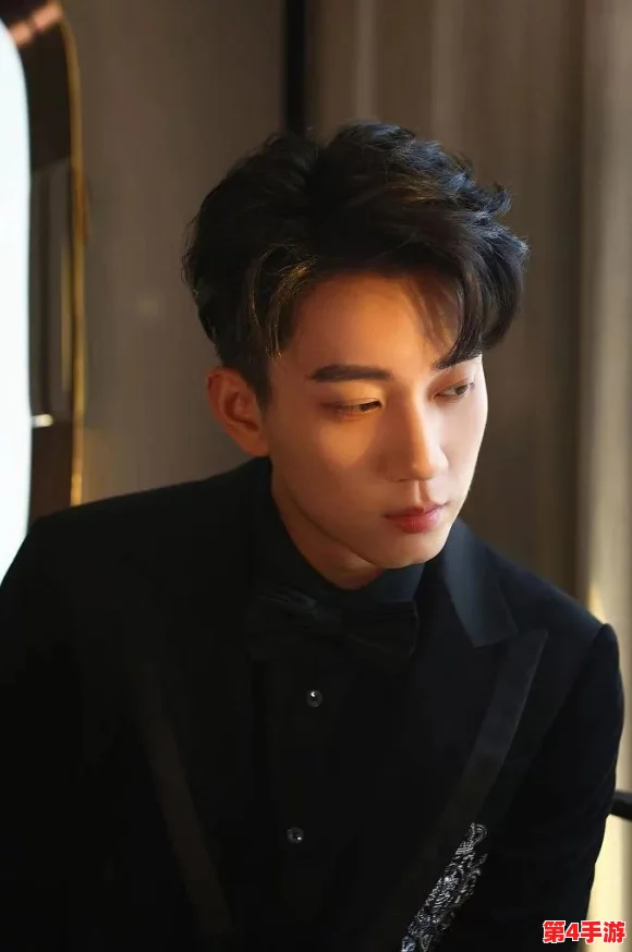 王者荣耀女英雄小内没有小爱心，这意味着她在游戏中可能缺乏某种情感表达或与其他角色的互动深度