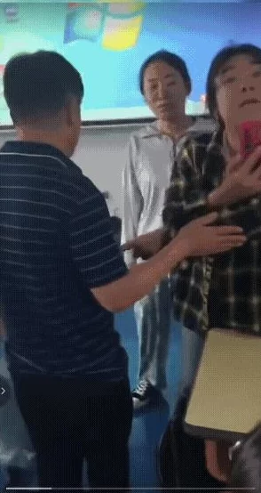 班长露出 强行被男生:校园霸凌现象与心理影响的探讨与分析 班长露出 强行被男生:校园霸凌现象与心理影响的探讨与分析