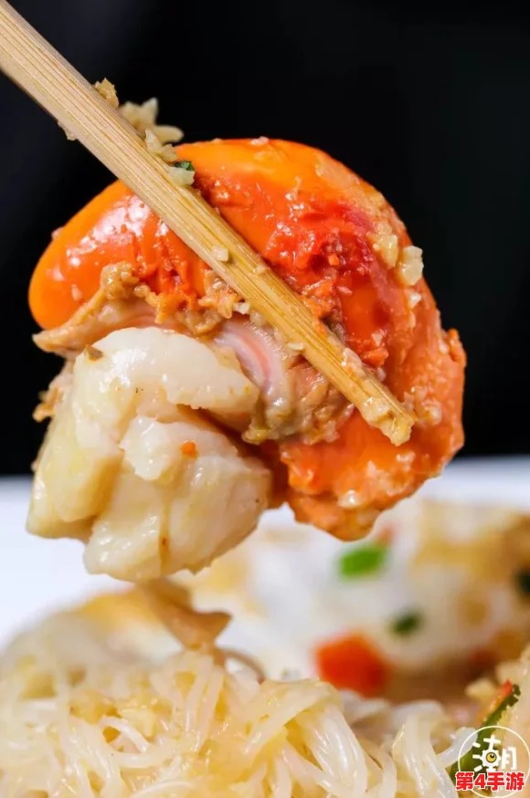 打开扇贝就可以吃火腿肠脆柿子，这道美食结合了海鲜的鲜美与火腿肠的香味，带来独特的口感体验