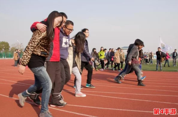 超级凌乱的校园运动会：在这场充满欢声笑语与意外插曲的运动会上，学生们展现了各自的才华和团队精神，同时也经历了一些搞笑而混乱的瞬间